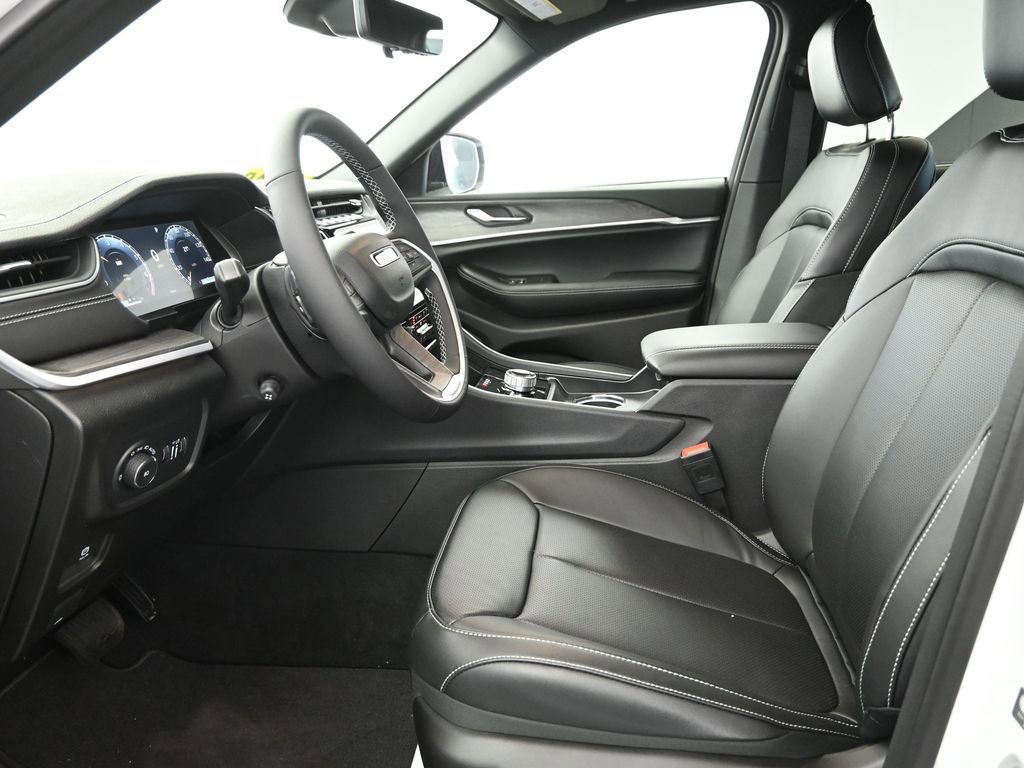Used 2025 Jeep Grand Cherokee Limited w/ Luxury Tech Group II image 17