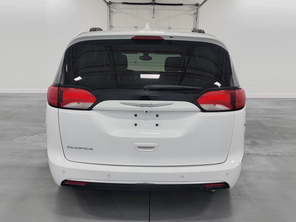 Used 2017 Chrysler Pacifica Touring-L FWD image 7