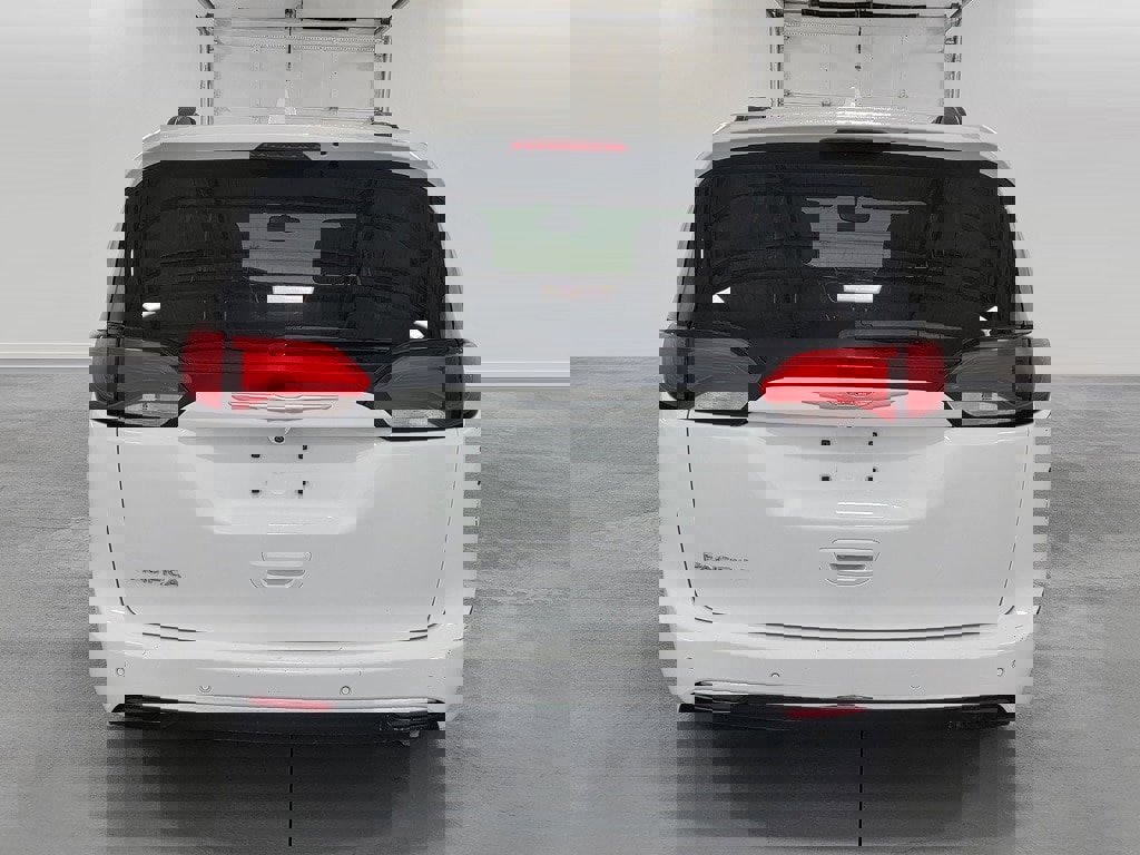 Used 2017 Chrysler Pacifica Touring-L image 7