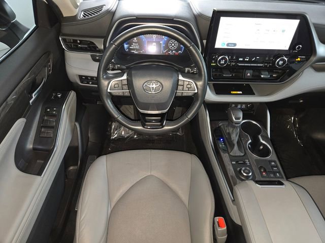Used 2023 Toyota Highlander Limited image 17