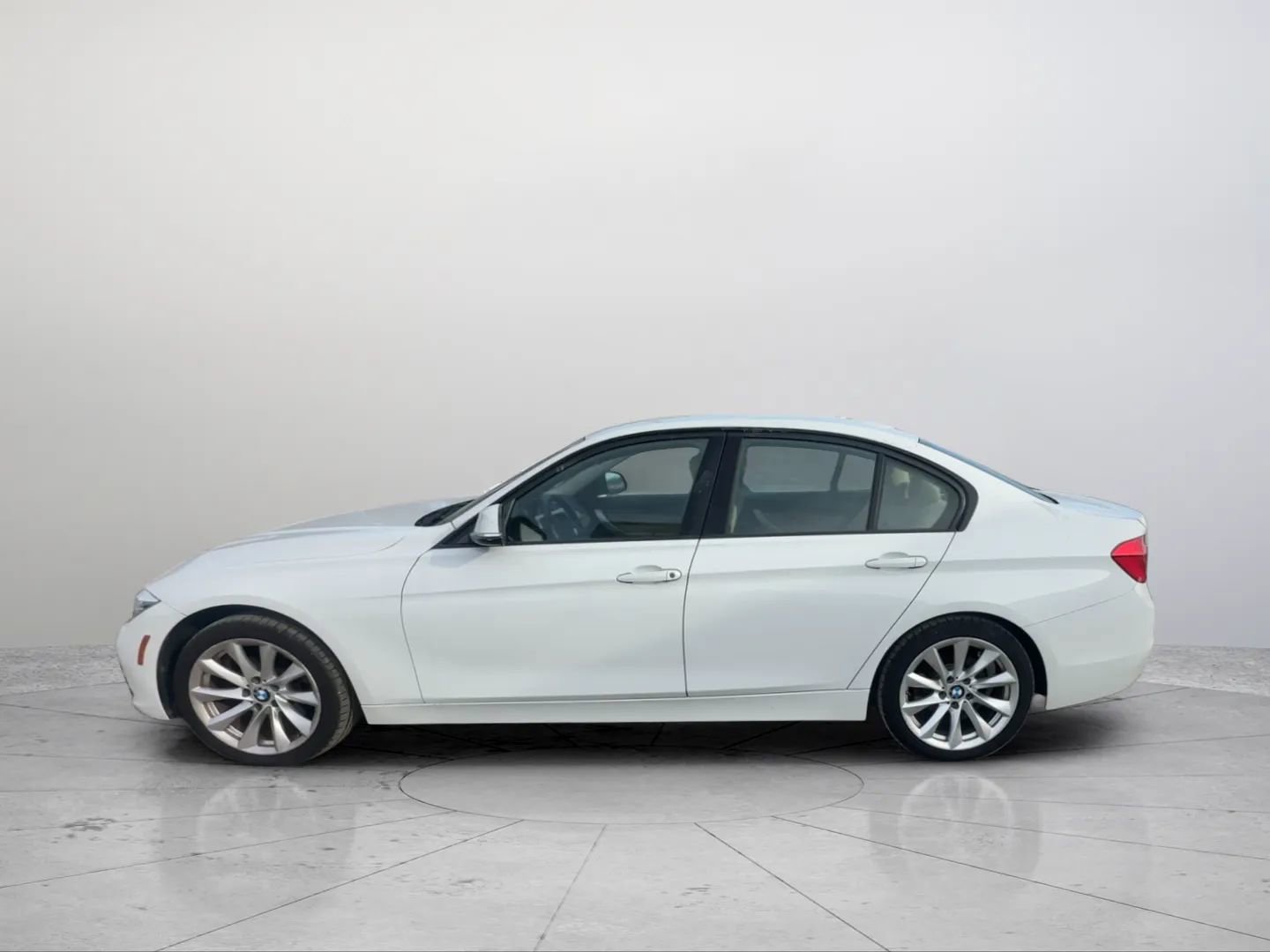 Used 2018 BMW 320i Sedan image 2