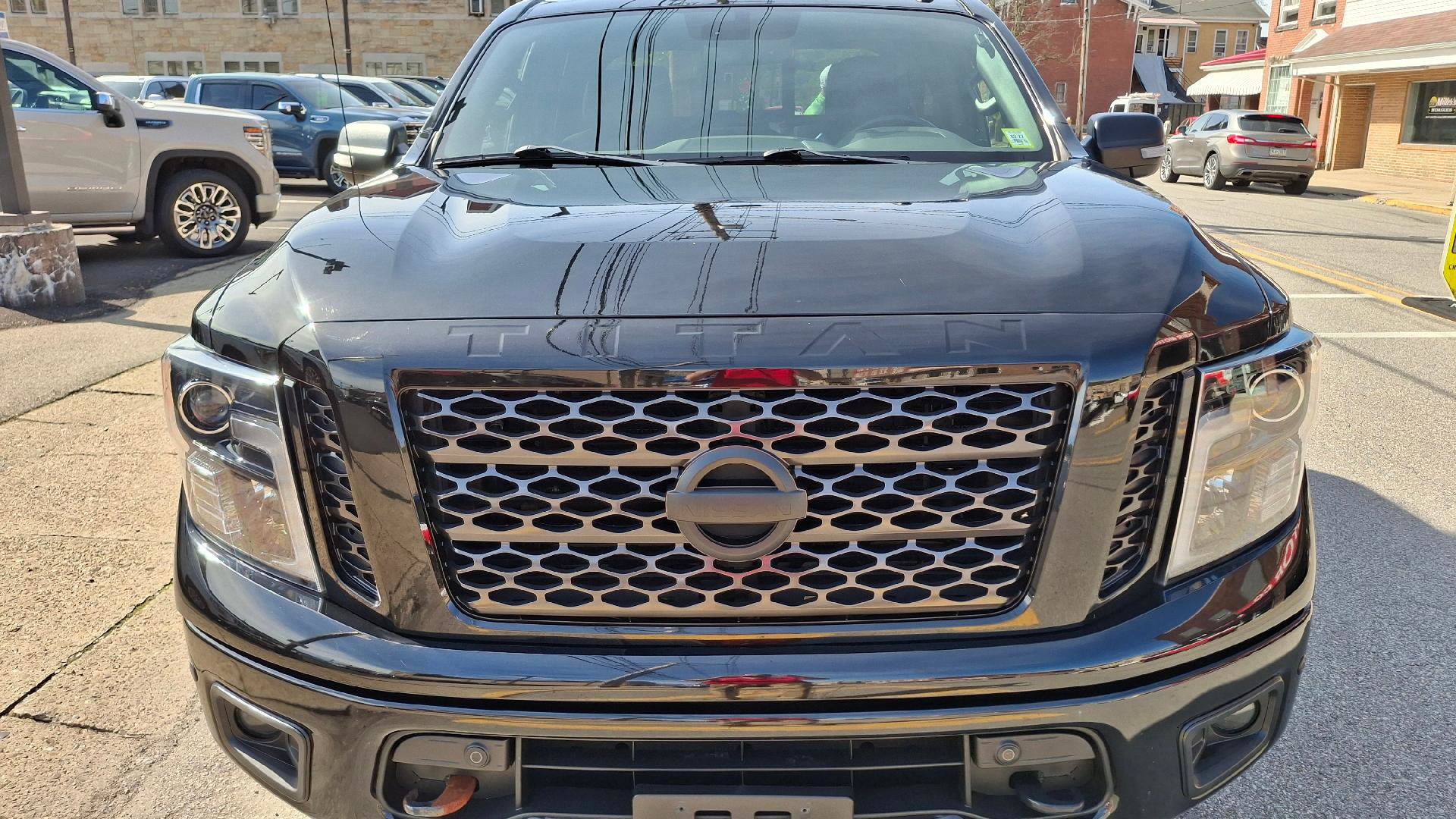 Used 2019 Nissan Titan SV w/ SV Convenience Package AWD/4WD image 2