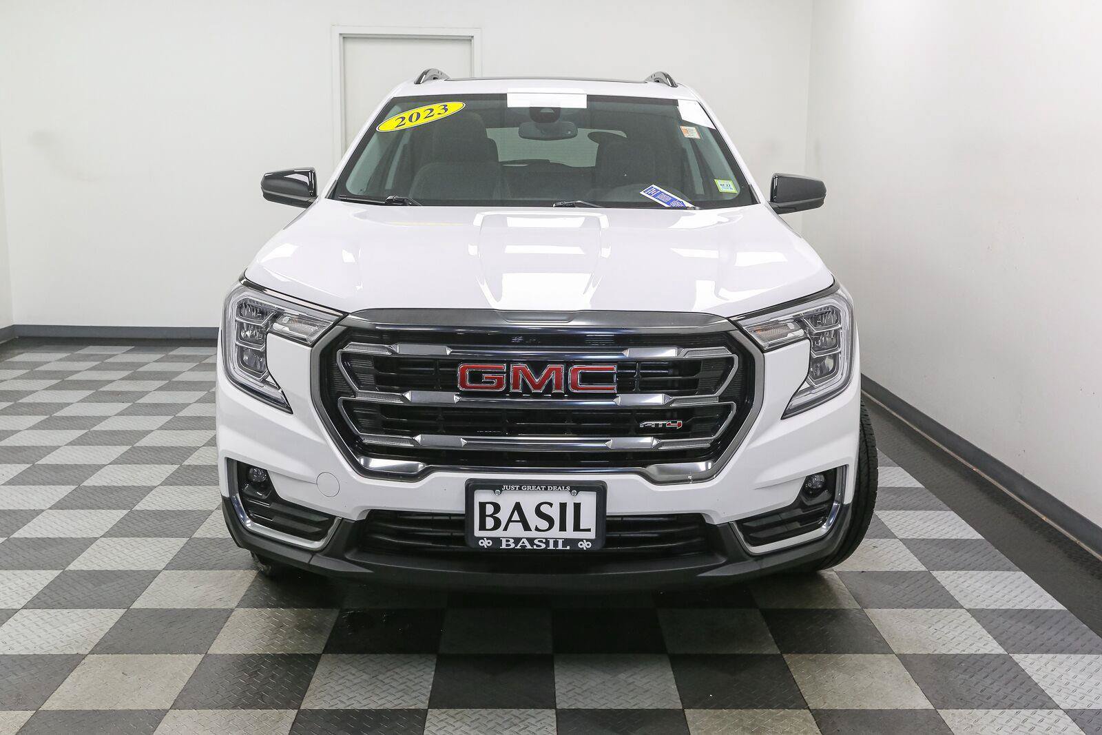 Used 2023 GMC Terrain AT4 AWD/4WD image 3