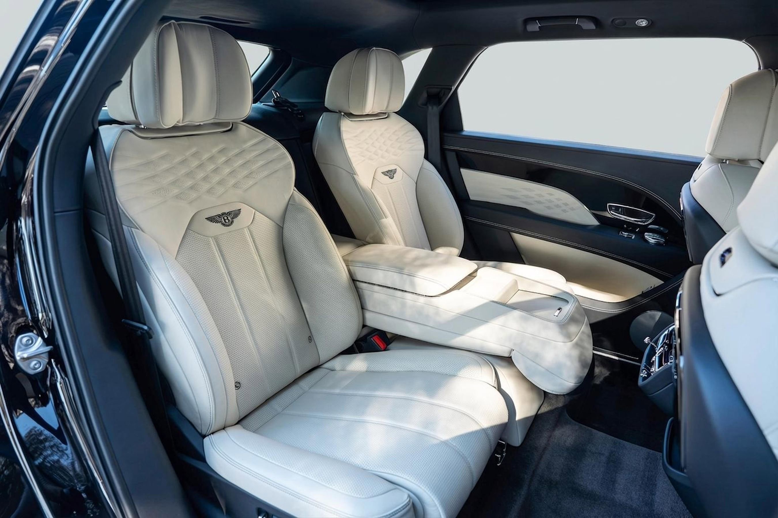 Used 2023 Bentley Bentayga Extended Wheelbase image 19