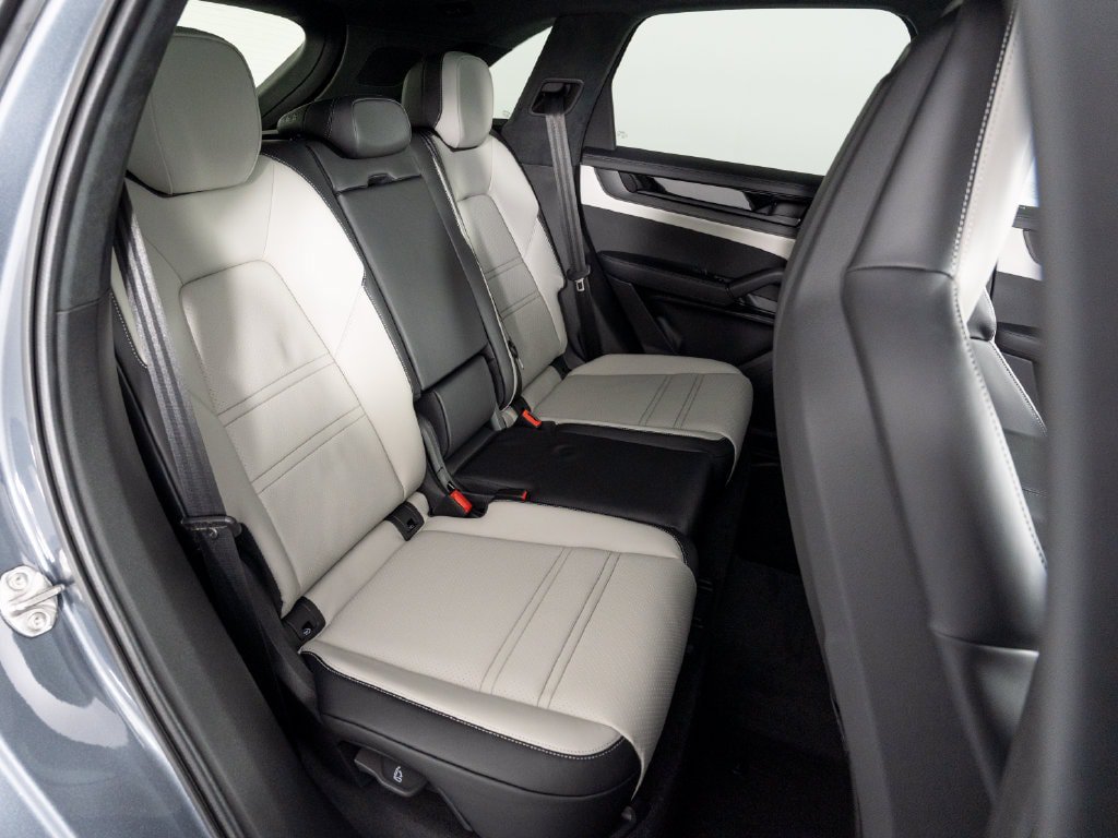 New 2026 Porsche Cayenne GTS AWD/4WD image 34