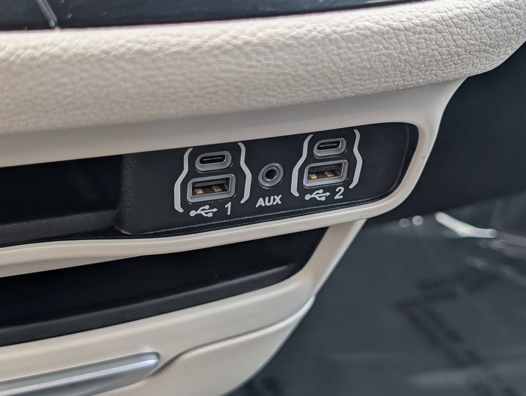 Used 2023 Chrysler Pacifica Touring-L FWD image 27