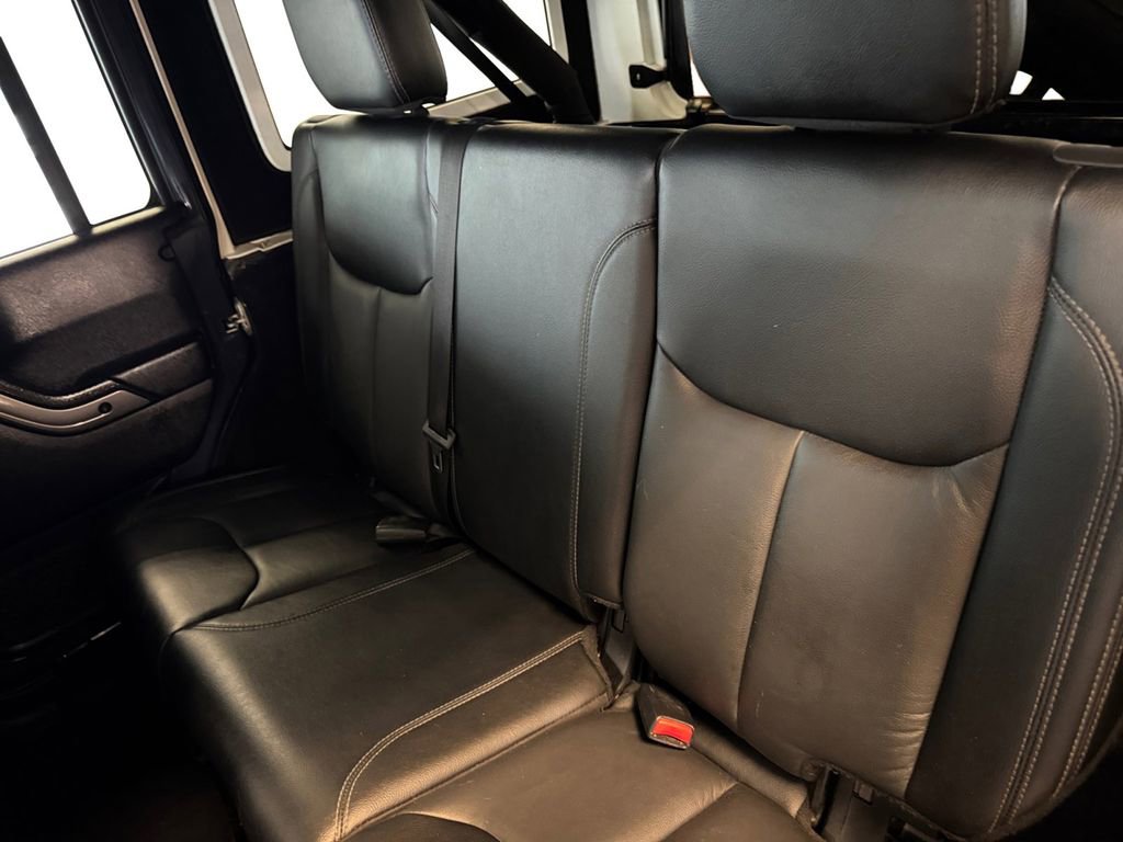 Used 2018 Jeep Wrangler Unlimited Sahara w/ Max Tow Package image 16
