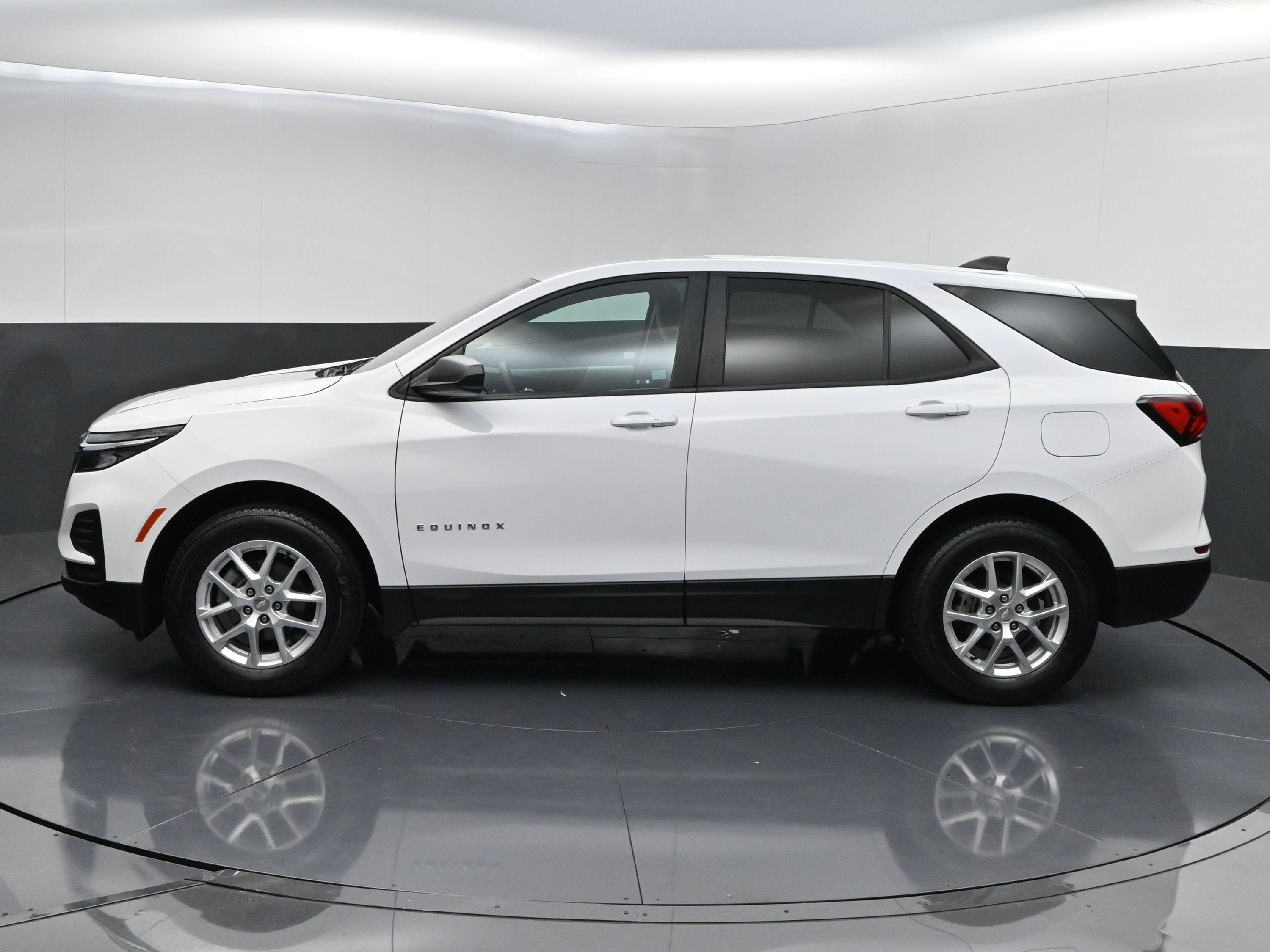 Certified 2023 Chevrolet Equinox LS w/ LS Convenience Package AWD/4WD image 4