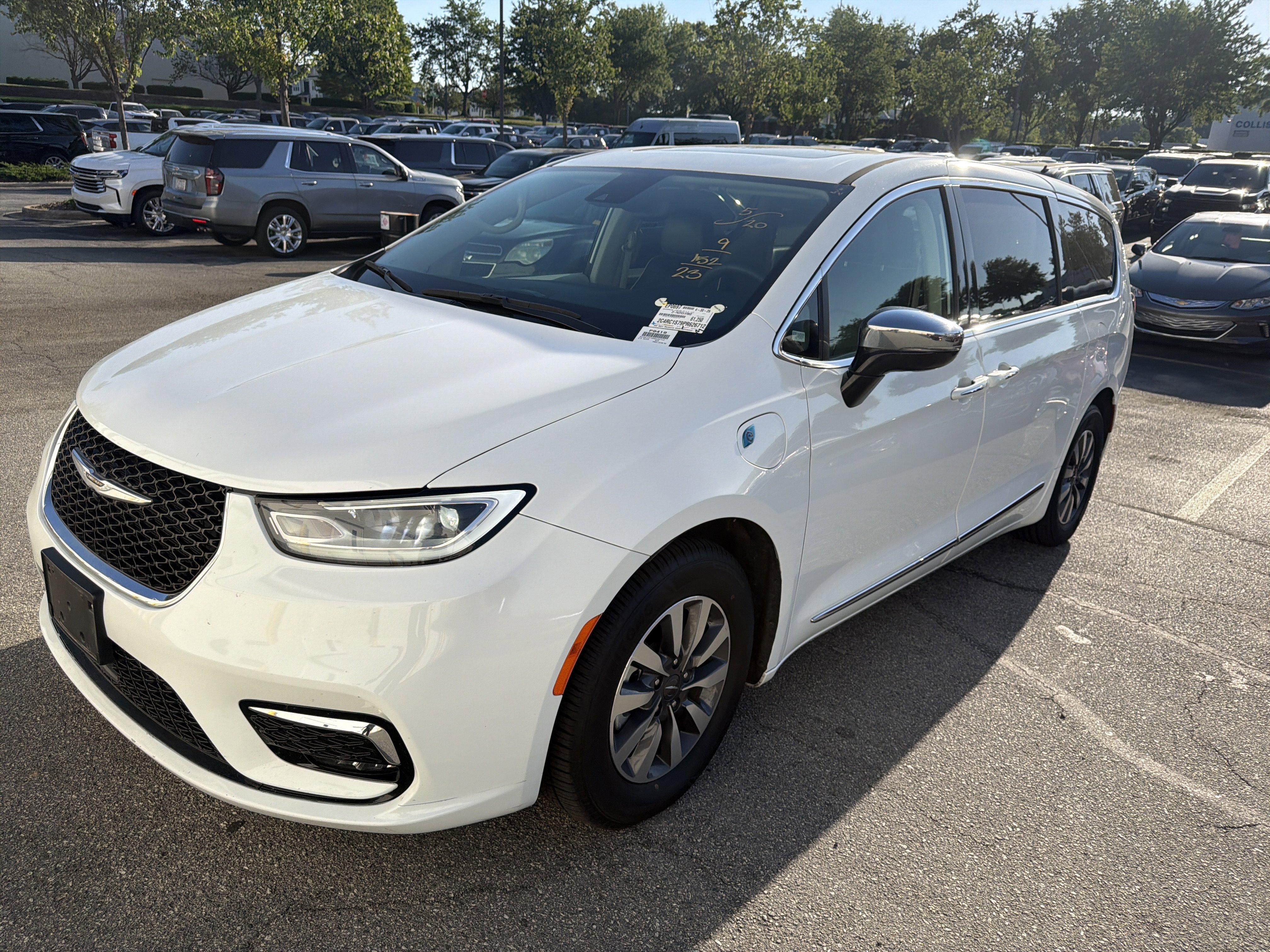 Used 2023 Chrysler Pacifica Limited FWD image 5