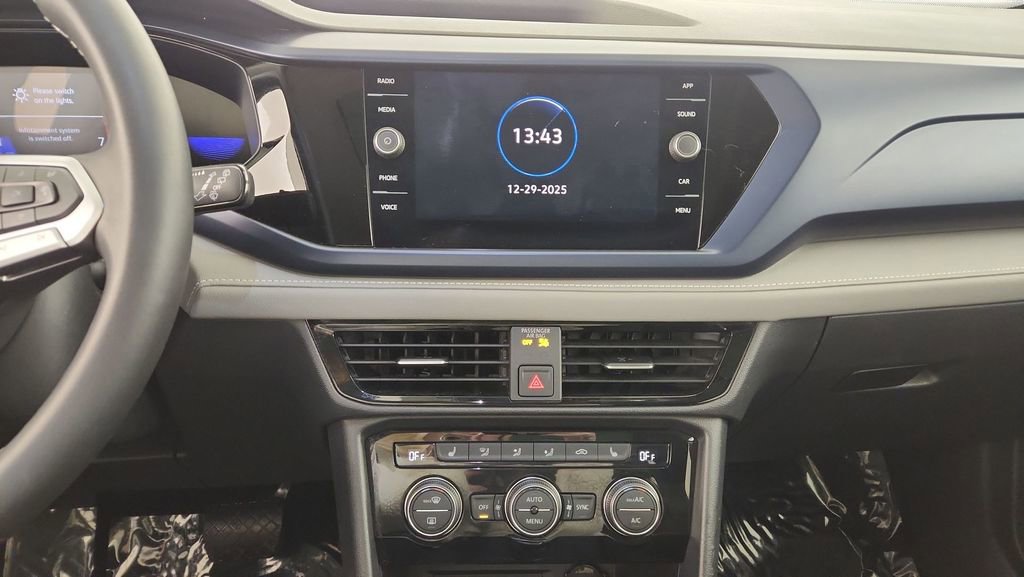 Used 2024 Volkswagen Taos SE w/ Panoramic Sunroof Package image 12