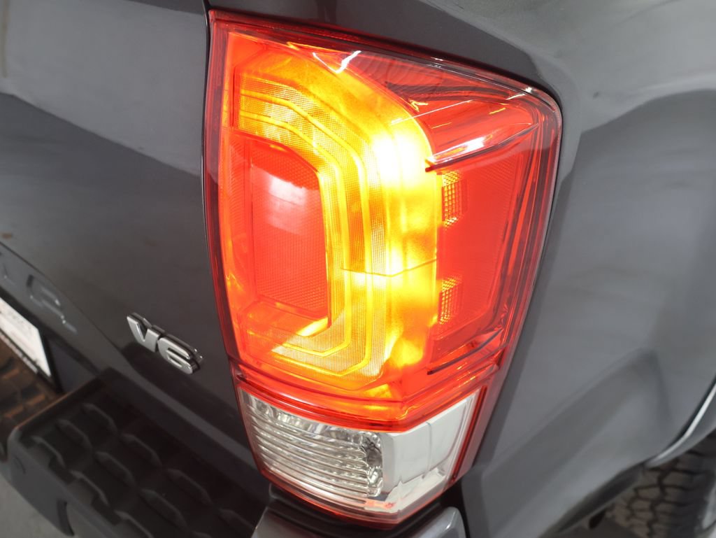 Used 2020 Toyota Tacoma SR5 AWD/4WD image 32