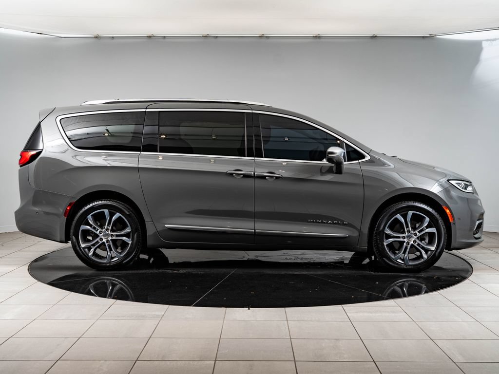 Used 2024 Chrysler Pacifica Pinnacle AWD/4WD image 11