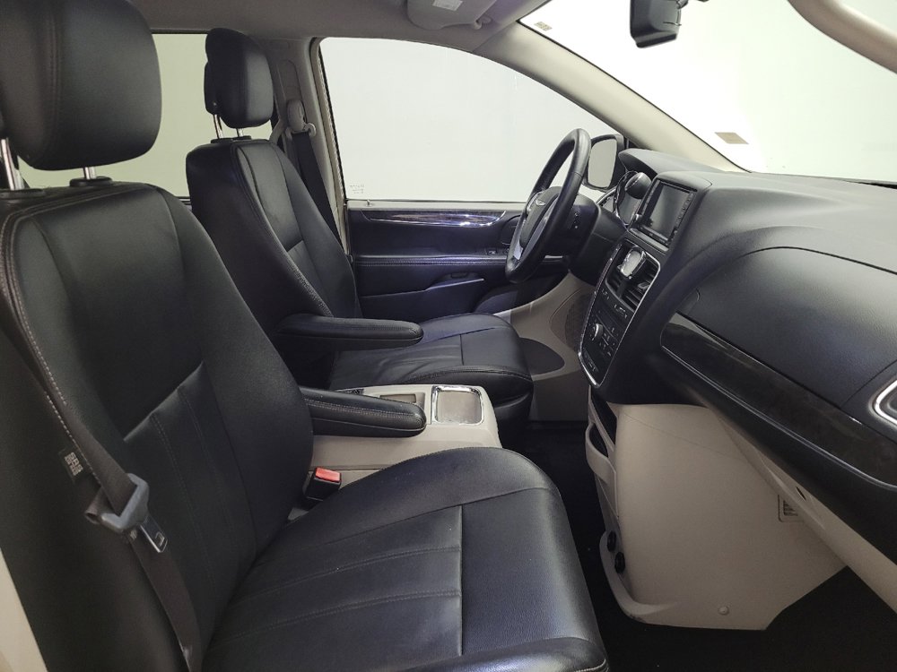 Used 2016 Chrysler Town & Country Touring w/ Driver Convenience Group FWD image 21