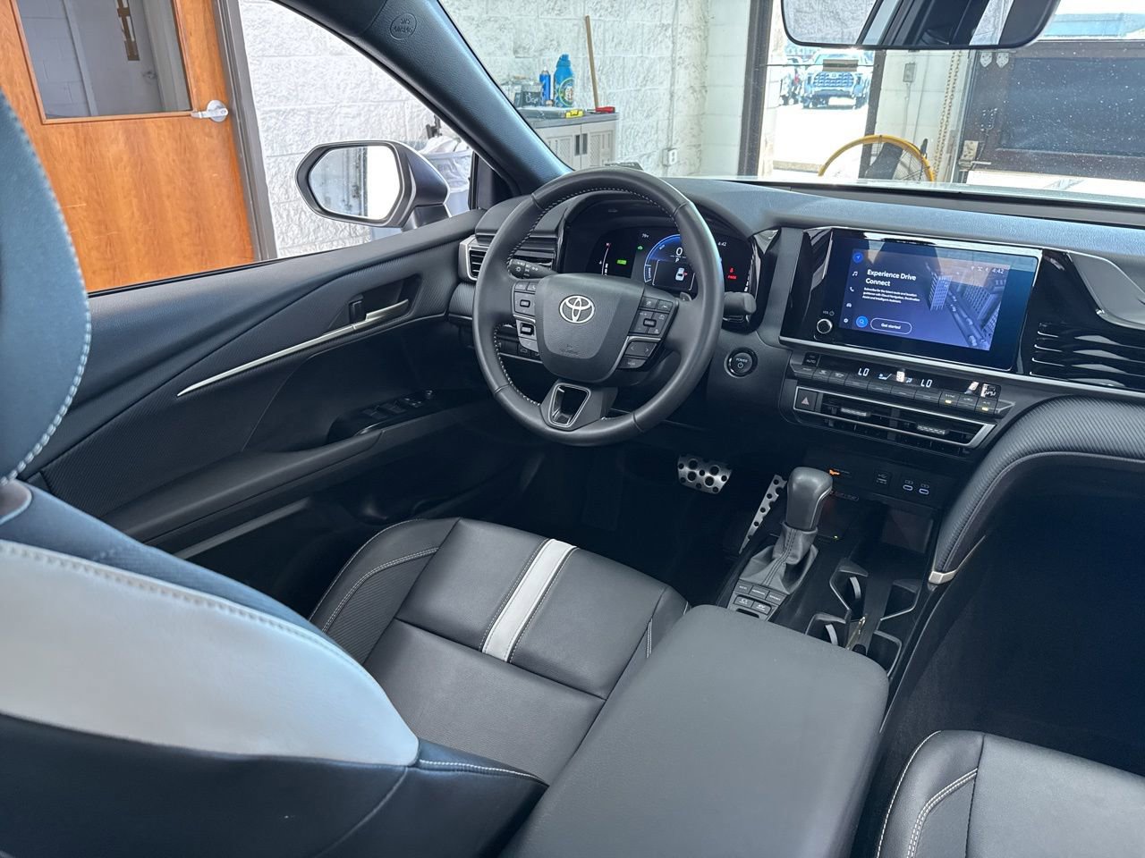 Used 2025 Toyota Camry SE w/ Convenience Package image 43