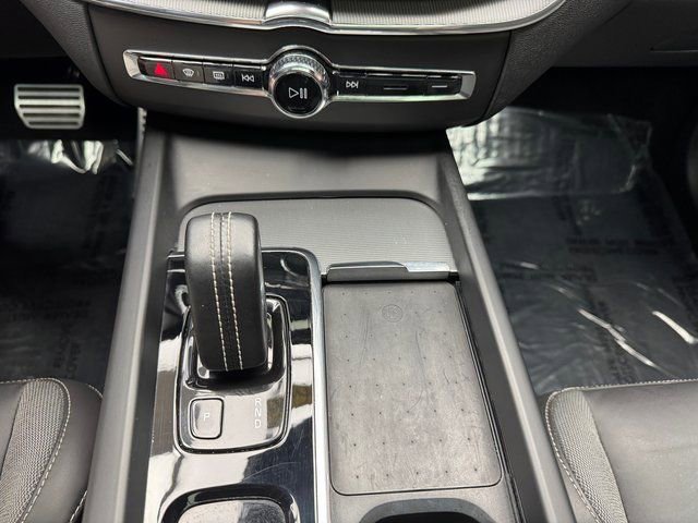 Used 2022 Volvo XC60 B6 R-Design image 19