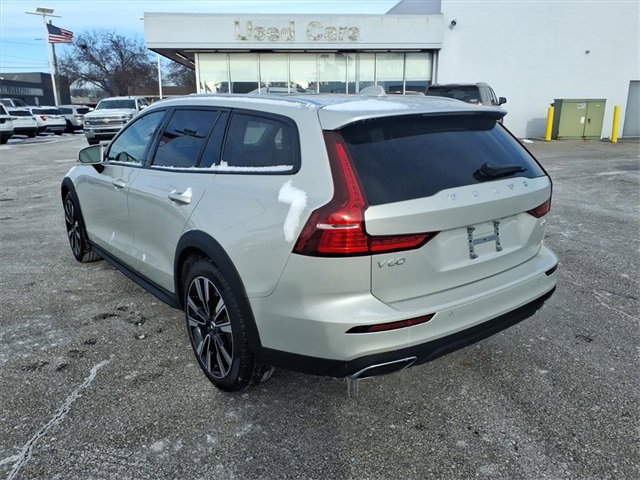 Used 2021 Volvo V60 T5 Cross Country image 7