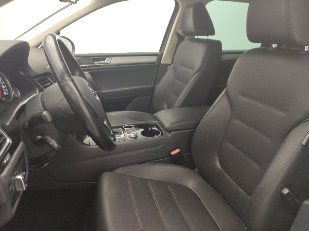 Used 2016 Volkswagen Touareg Sport image 17