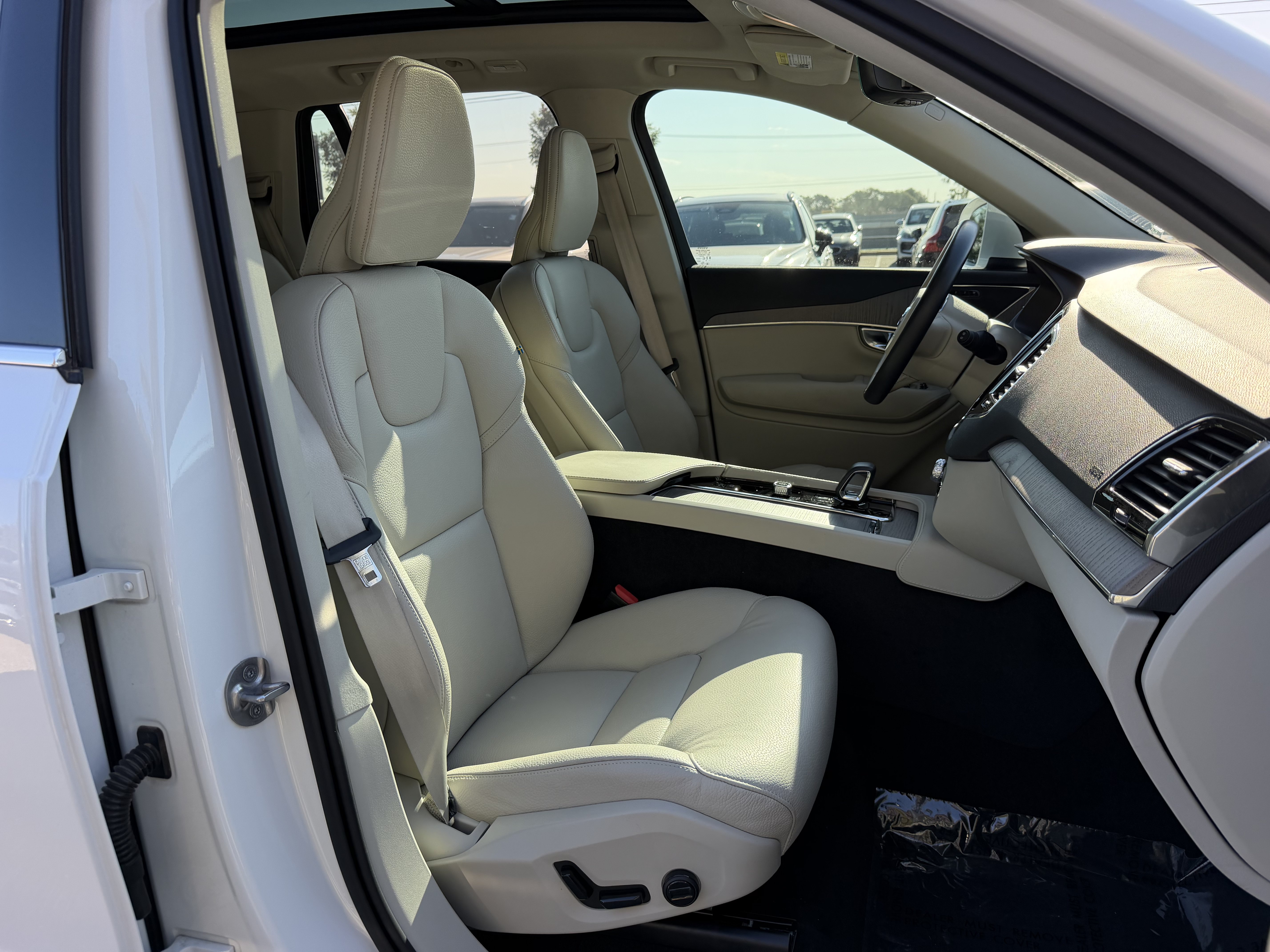 Certified 2024 Volvo XC90 T8 Plus w/ Protection Package Premier AWD/4WD image 10