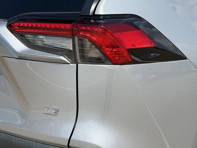 Used 2021 Toyota RAV4 LE FWD image 7
