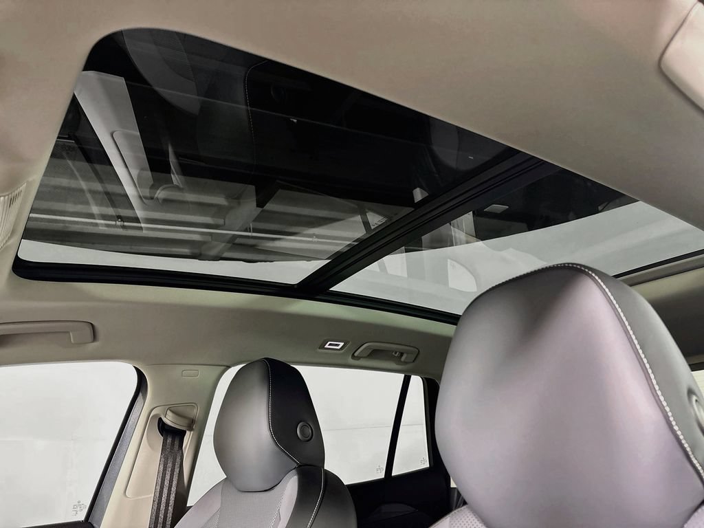 Certified 2025 Volkswagen Tiguan SE AWD/4WD image 19