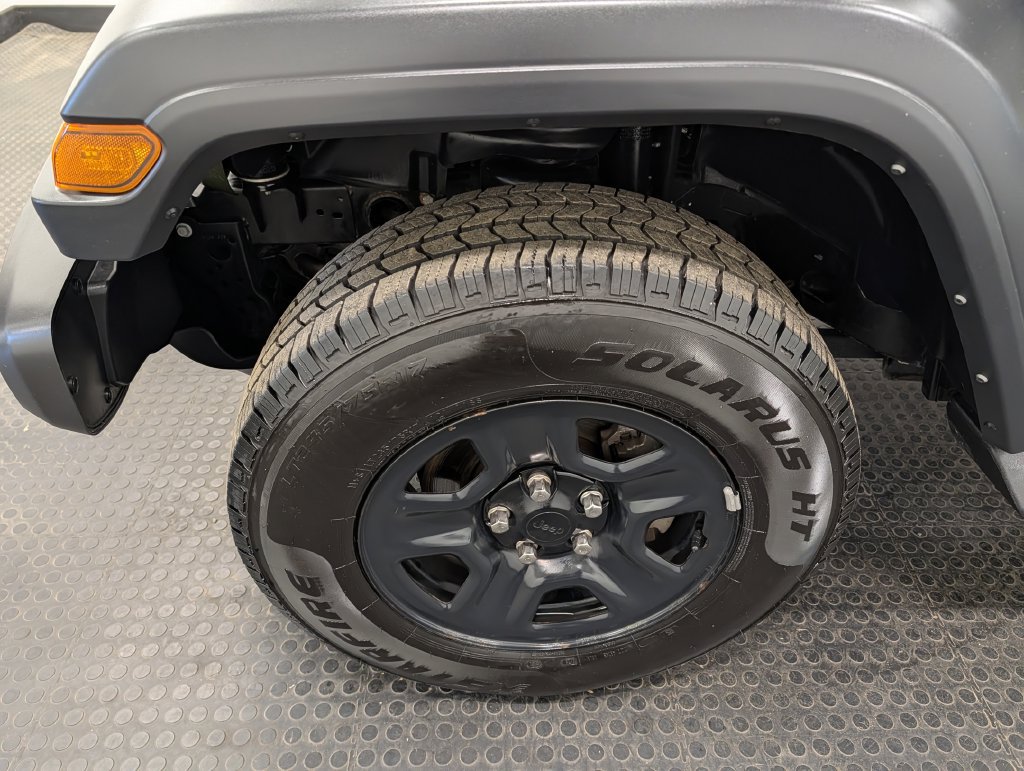 Used 2023 Jeep Gladiator Sport AWD/4WD image 7