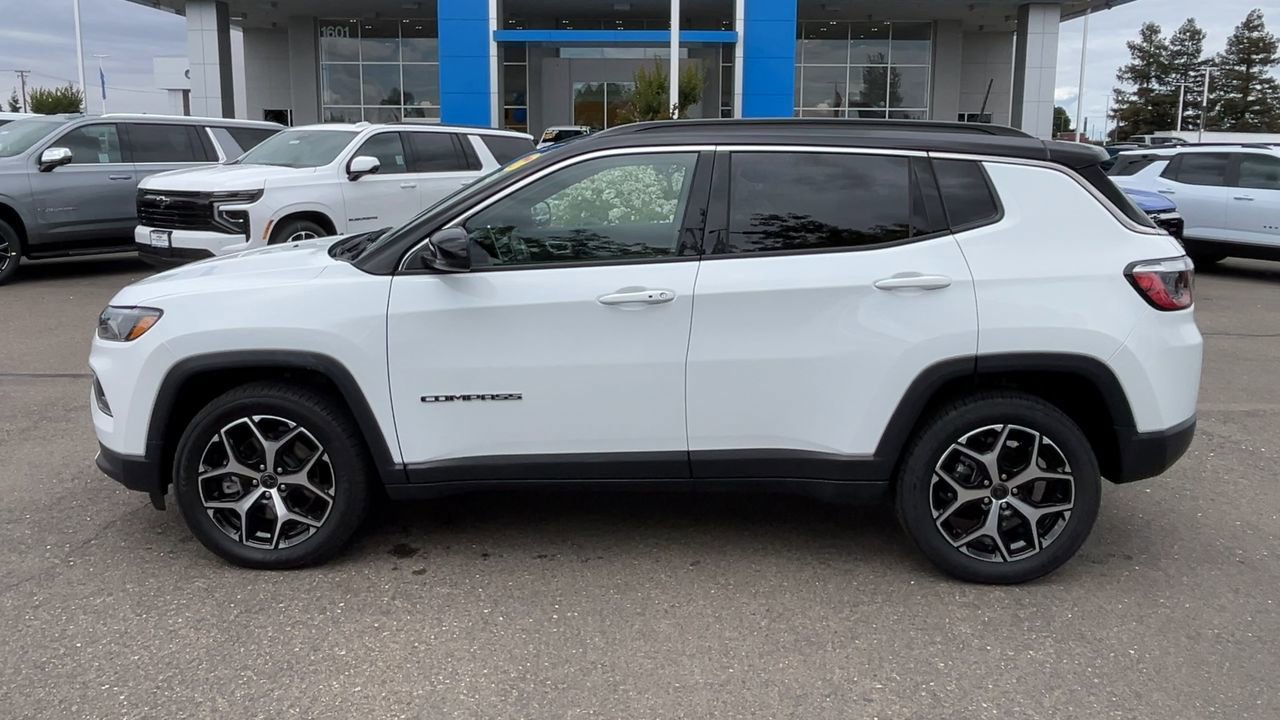 Used 2025 Jeep Compass Limited AWD/4WD image 4