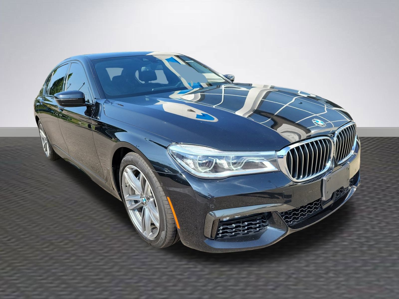 Used 2019 BMW 750i xDrive w/ Executive Package image 1