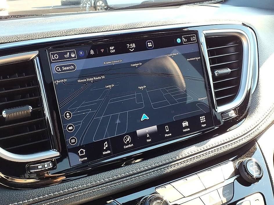 Used 2026 Chrysler Pacifica Limited FWD image 25