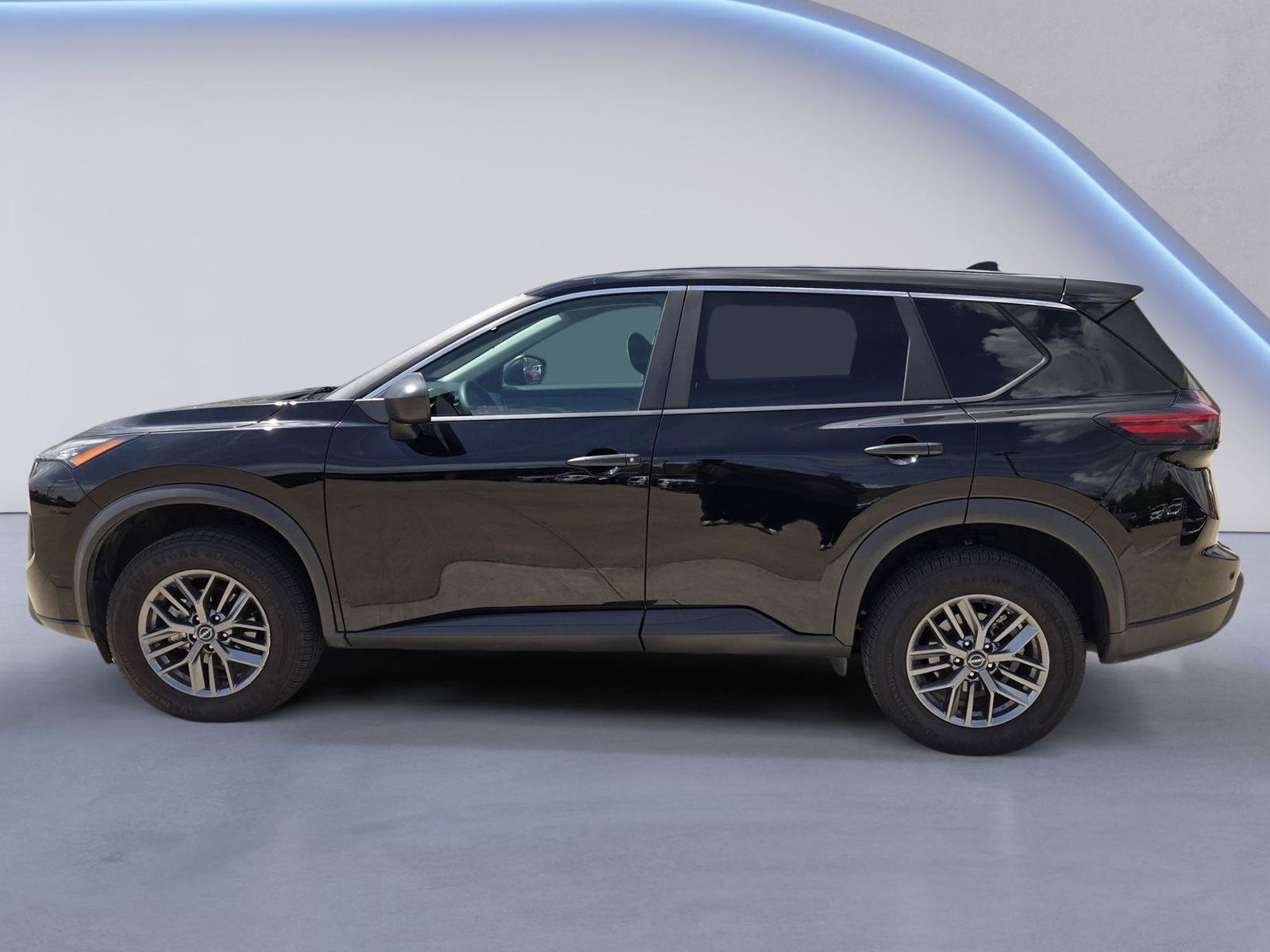 Used 2025 Nissan Rogue S AWD/4WD image 5