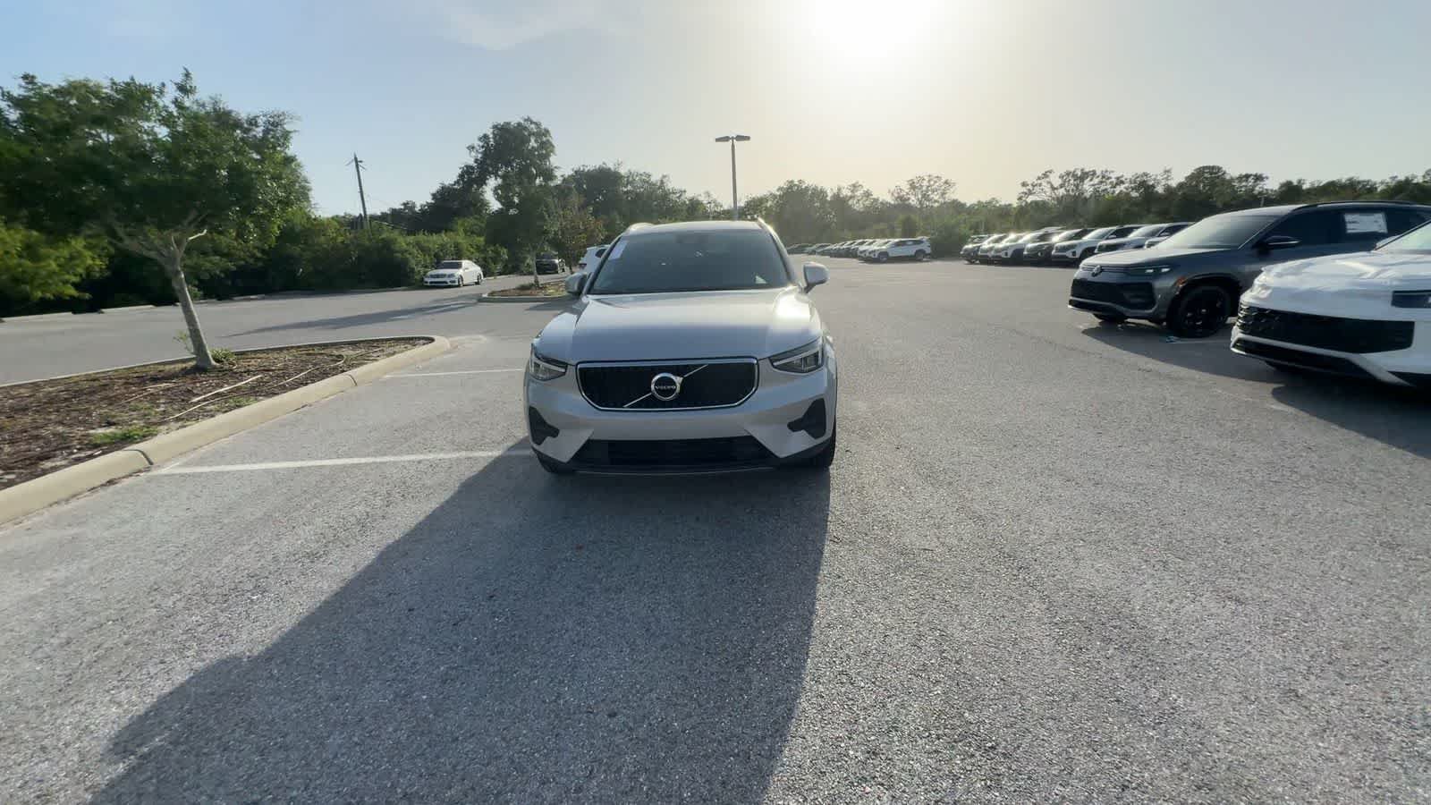 Used 2023 Volvo XC40 B4 Core w/ Convenience Package FWD image 3
