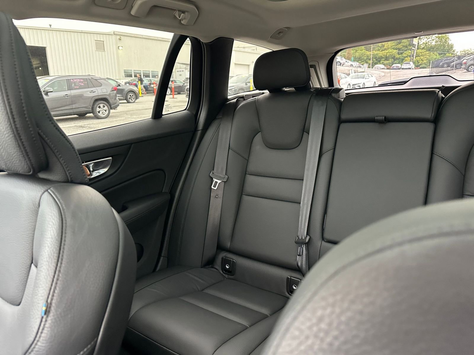 Used 2025 Volvo V60 B5 Cross Country Plus image 38