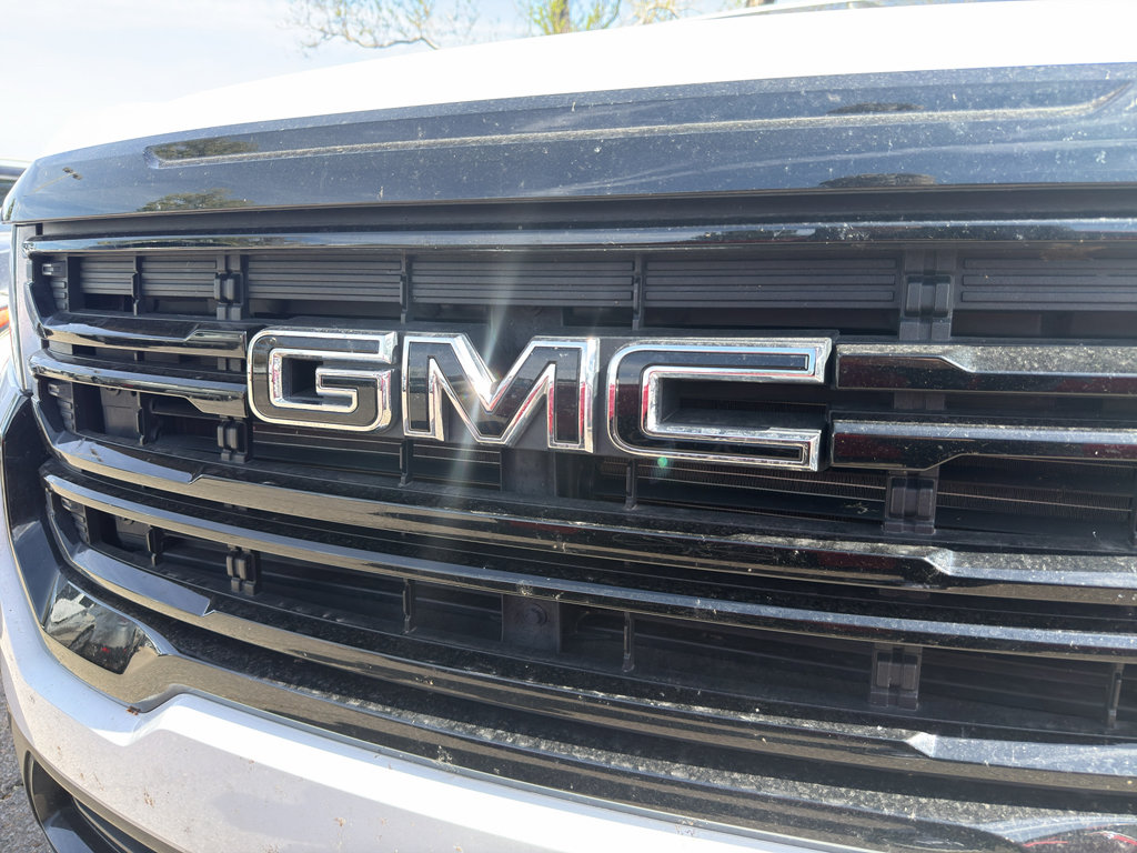 Used 2023 GMC Acadia SLE w/ Driver Convenience Package image 3