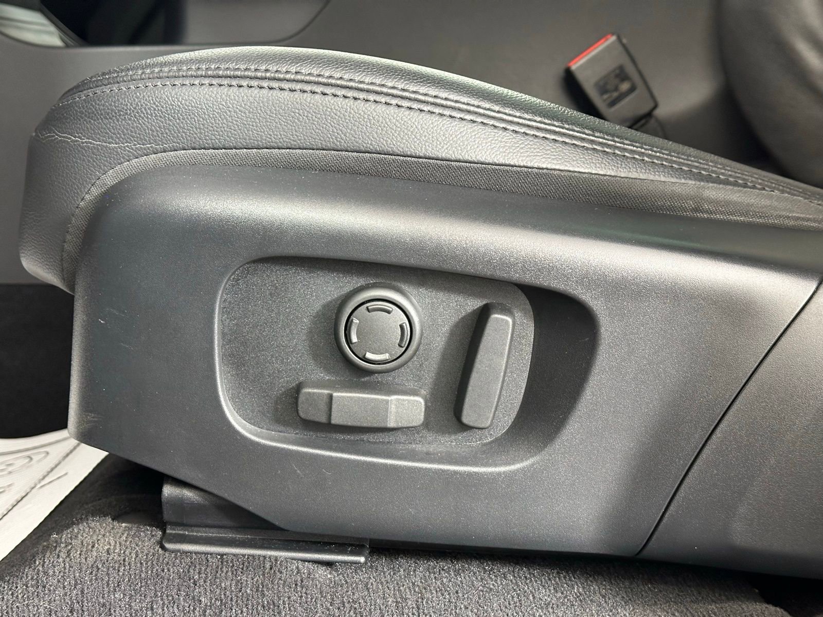 Used 2023 Land Rover Range Rover Evoque R-Dynamic S image 7