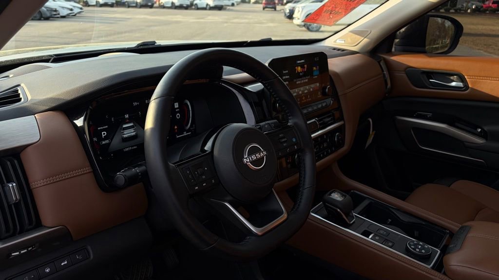 Certified 2025 Nissan Pathfinder Platinum AWD/4WD image 15