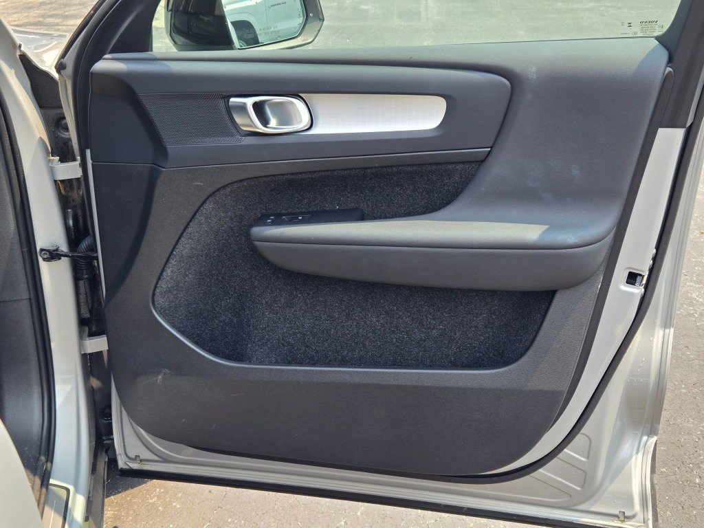 Used 2024 Volvo XC40 B5 Core image 5