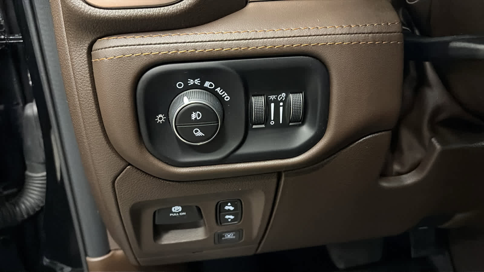 Used 2025 RAM 1500 Limited w/ Off Road Group image 10