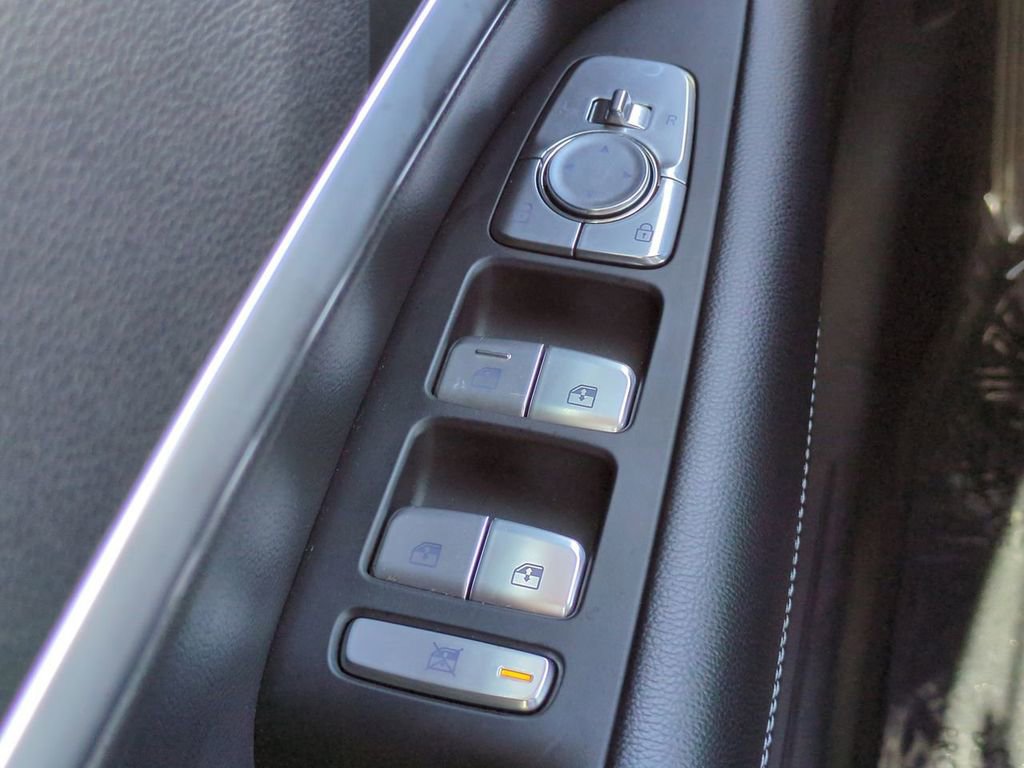 Used 2025 Genesis G70 2.5T image 23