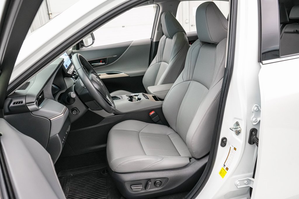 Used 2024 Toyota Venza LE image 11