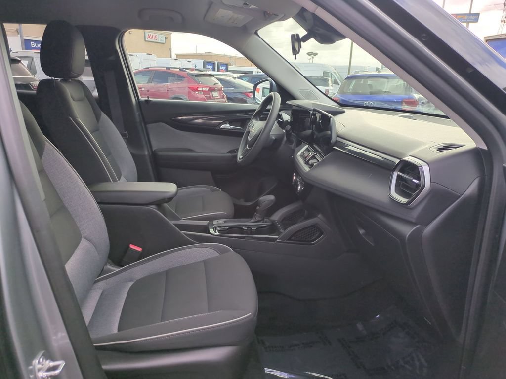 Used 2025 Chevrolet TrailBlazer LT AWD/4WD image 29