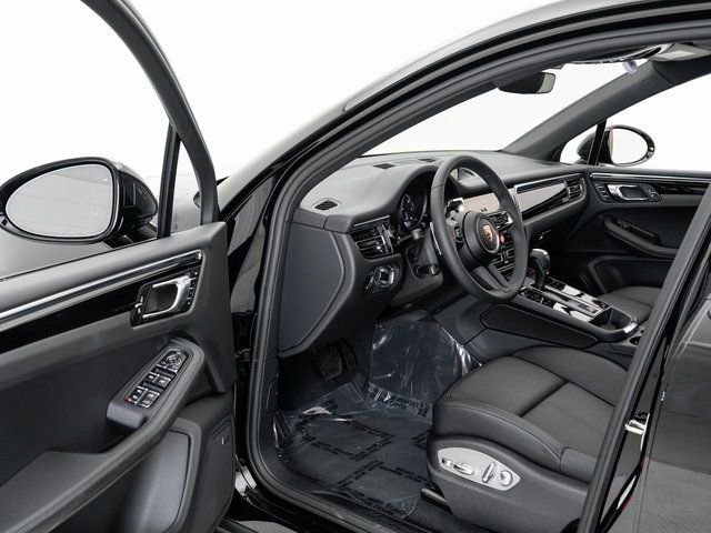 Certified 2025 Porsche Macan image 6