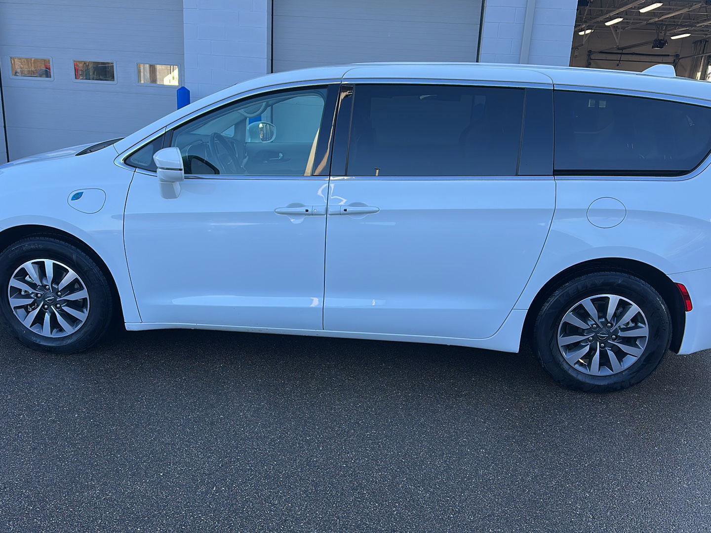 Used 2022 Chrysler Pacifica Touring-L image 3