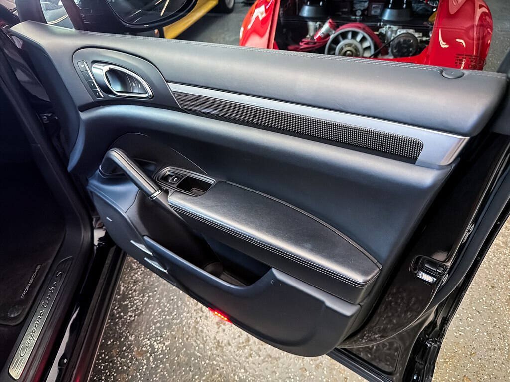 Used 2014 Porsche Cayenne Turbo S AWD/4WD image 30