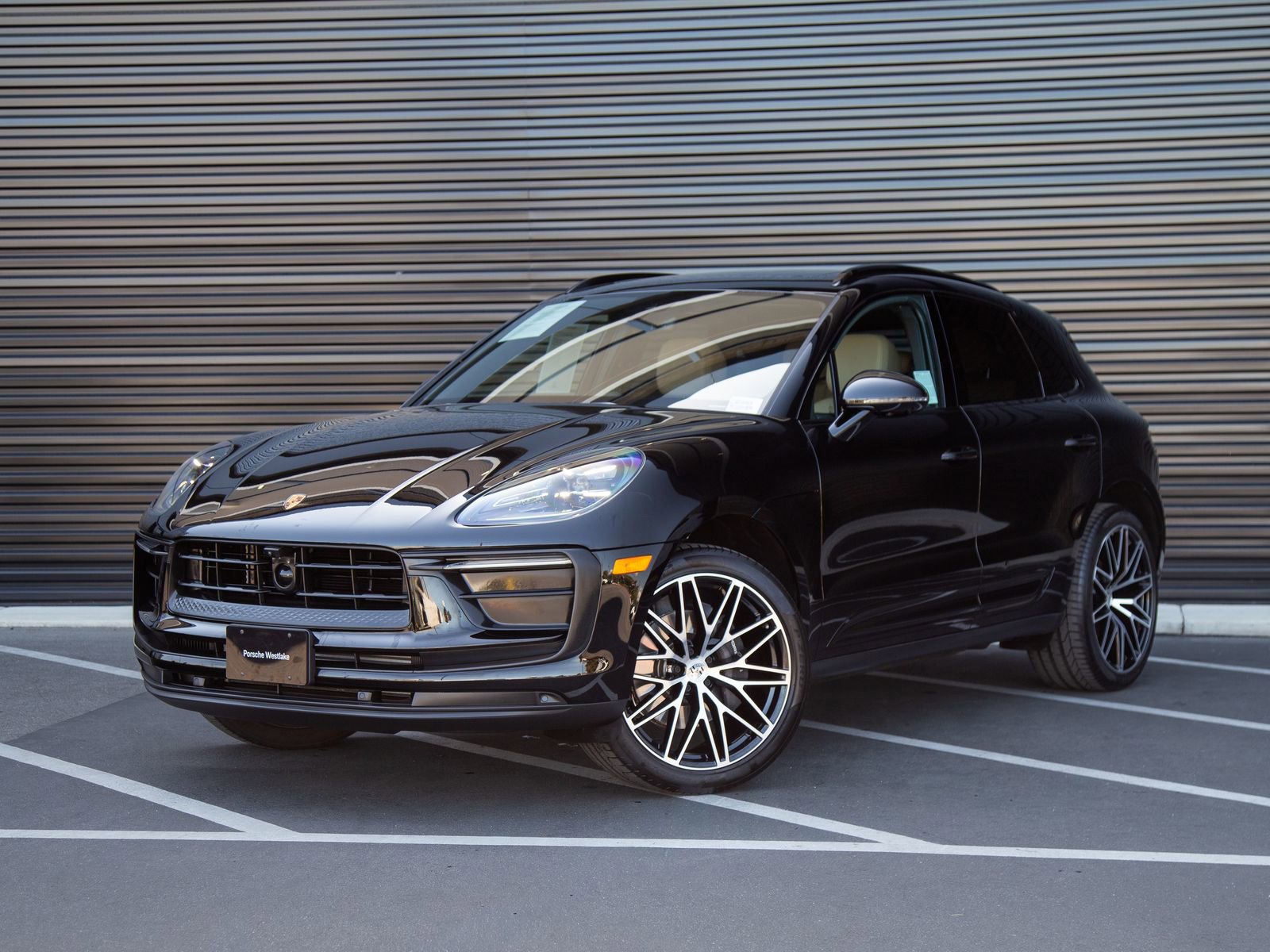 Certified 2025 Porsche Macan AWD/4WD image 1