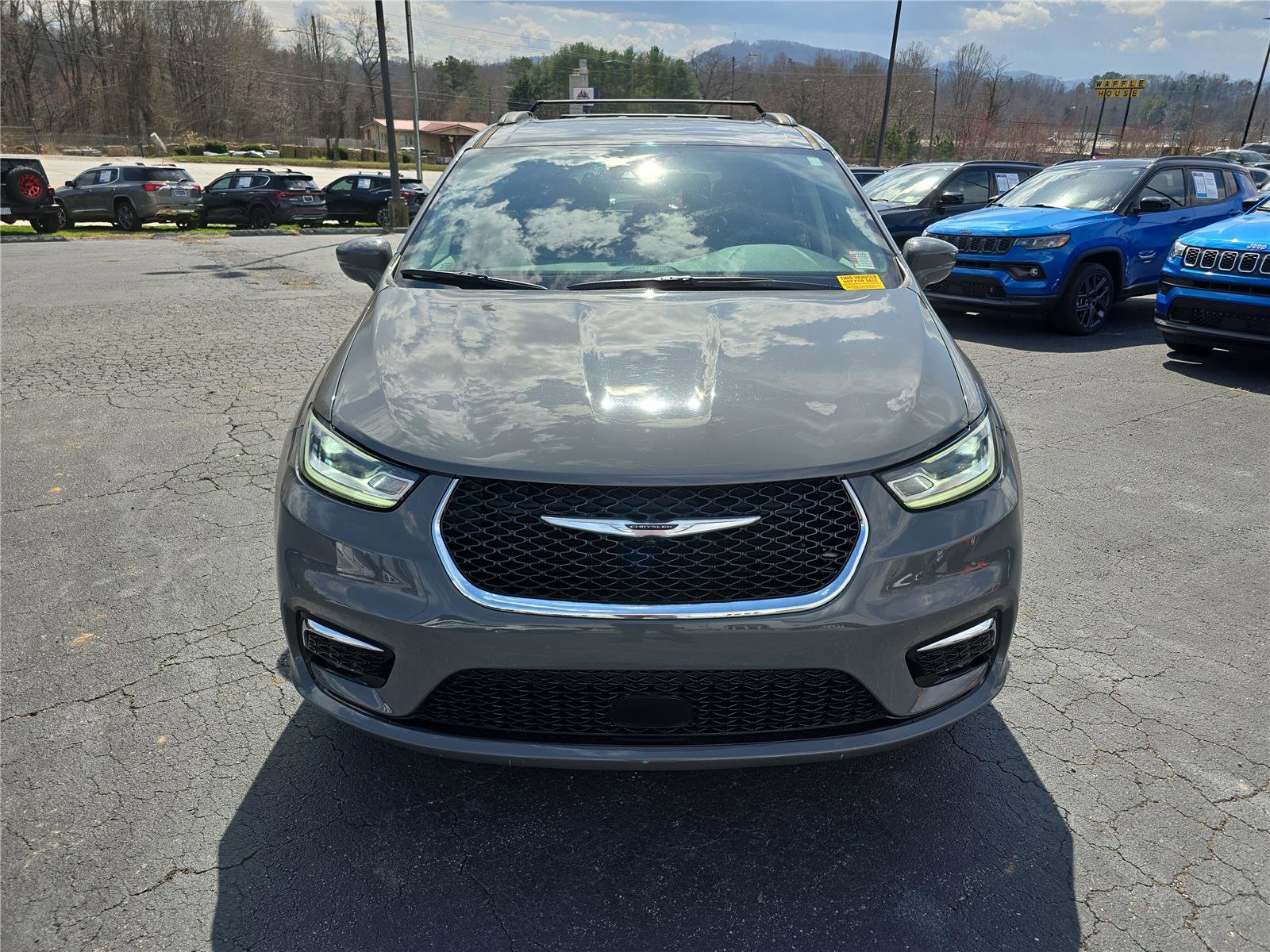 Used 2022 Chrysler Pacifica Touring-L image 9