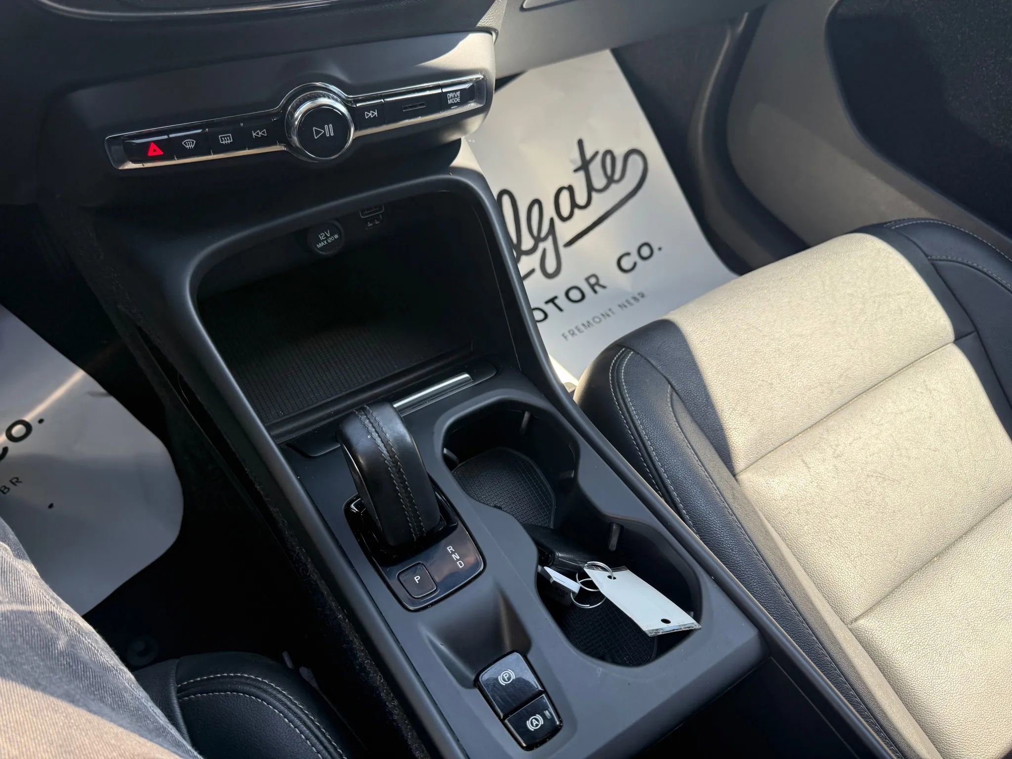 Used 2021 Volvo XC40 T4 Momentum image 24