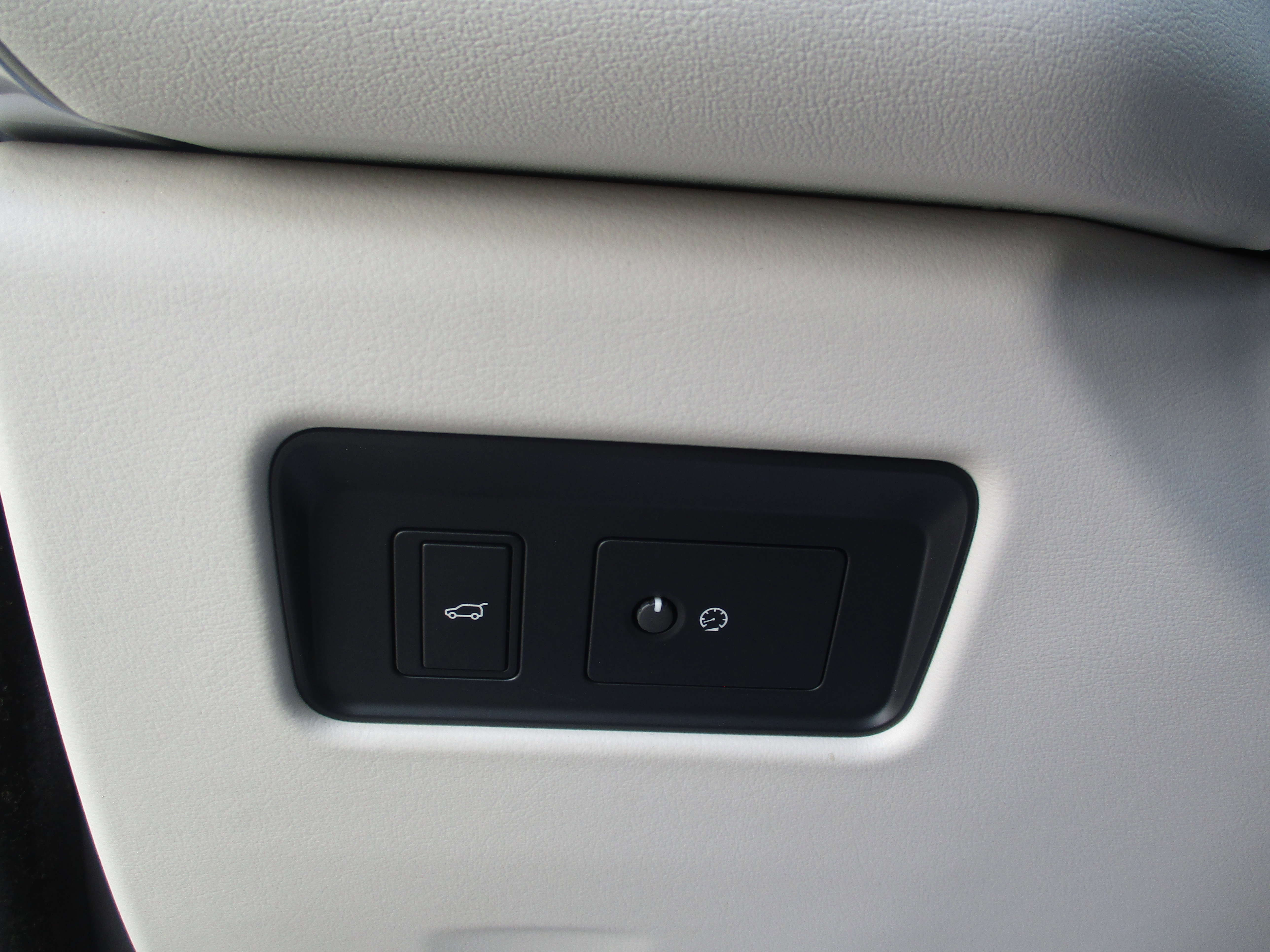 Used 2024 Jaguar F-PACE R-Dynamic S image 17