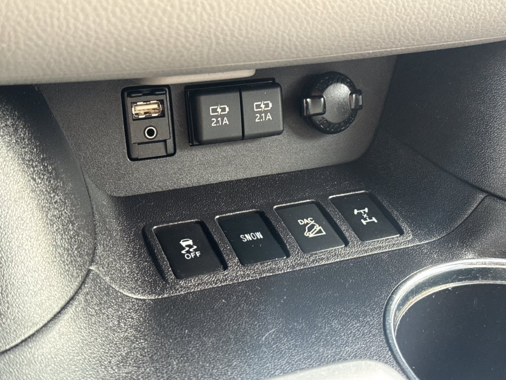 Used 2019 Toyota Highlander LE AWD/4WD image 26