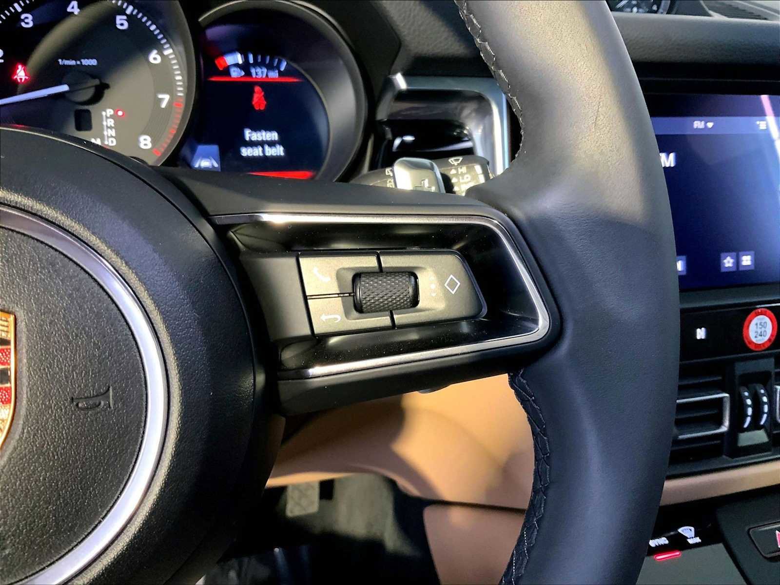 Certified 2025 Porsche Macan image 28