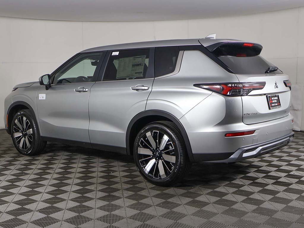 New 2025 Mitsubishi Outlander SE image 12