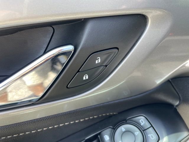 Used 2023 Chevrolet Traverse LT w/ LT Premium Package FWD image 13